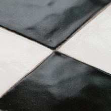Handglaserat golvtegel vit/svart